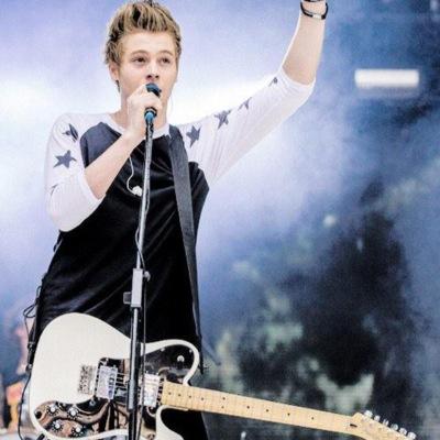 follow @idkpunkmashton and @trinity_sue00