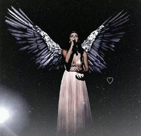 i will always love him. i will always trust in him. i will always believe in him. i will always be a belieber. Selena is my beautiful queen.
