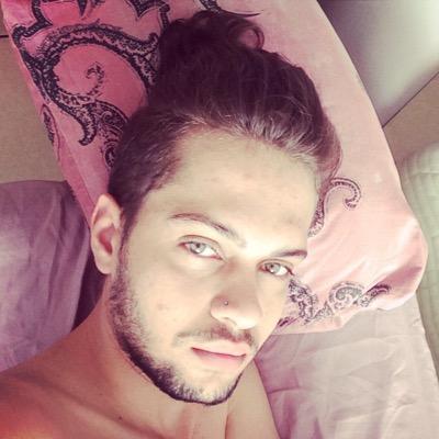 19 years. estudante de medicina! CRIADO A PÃO DE LÓ. soletra comigo: élê ú cê ah ese