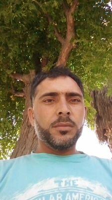 اخشى الحيآة دونك
و أكره الوطن بلآ عينيك
و أُفتش في كُل الأشيآء عنك
وَ لآ أحب الغزل إلآ من شفتيك
وأغآر من الهوى الذي يدخل في رِئتيك
أنآ لآ انتمى لنفسي أني أنتمي