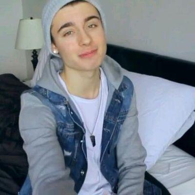 i love @weeklychris sooo much i dont know why but i juat love him :(  cancer fighter