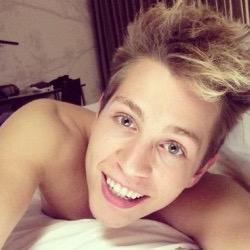go follow @rockedmcvey bc she gave you this free follow and rt the link in her bio