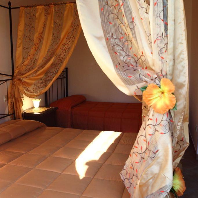 Agriturismo a 5 minuti dal centro storico di Assisi. Appartamenti vacanze di varie dimensioni con cucina e bagno interno, piscina, giardino e parcheggio.