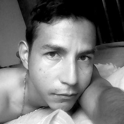 idioma Español e Ingles ,Alemán  photoshop, fotografo , impresor , buen amigo uf tantas cosas ha , soltero y muy feliz