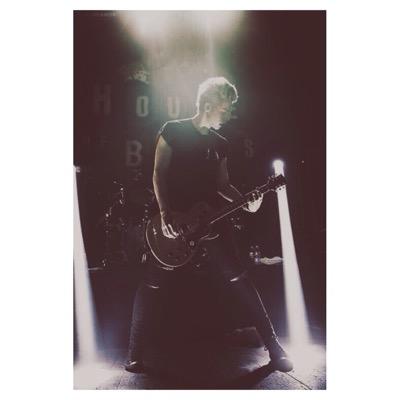 if this tears were gasoline, i'd light a fire make 5sauce notice me → PLEASE LUKE/4