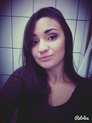 Brasileira, 18 anos.