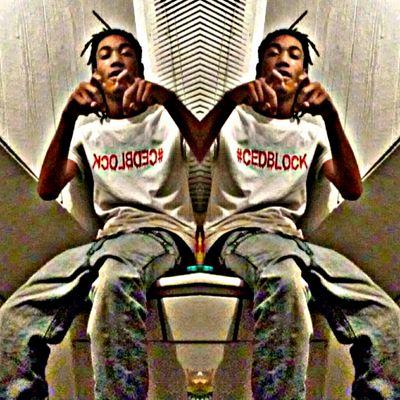Whole lotta ⛽GangShit #FuckTheOlderSide Smoking Frank FuckJuelz #Ptck ⛽#QueeGang 0⃣7⃣3⃣ That's #CedBlock Nigga