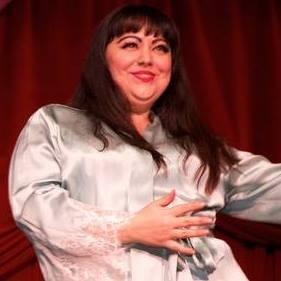 Chantal Chanteuse is a singer and burlesque performer who loves to dance and...to surprise her audience!