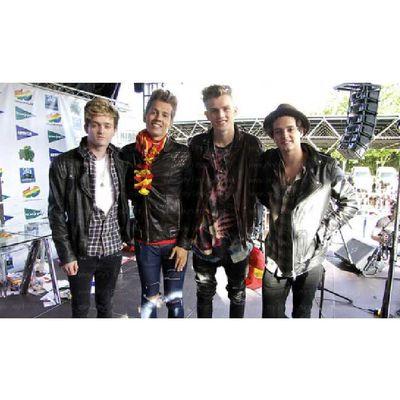 We are just fangirls in love with the vamps.
PLEASE FOLLOW US THE VAMPS.
    Spain