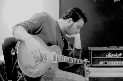 Locutando, tocando y produciendo grupos a jornada completa.