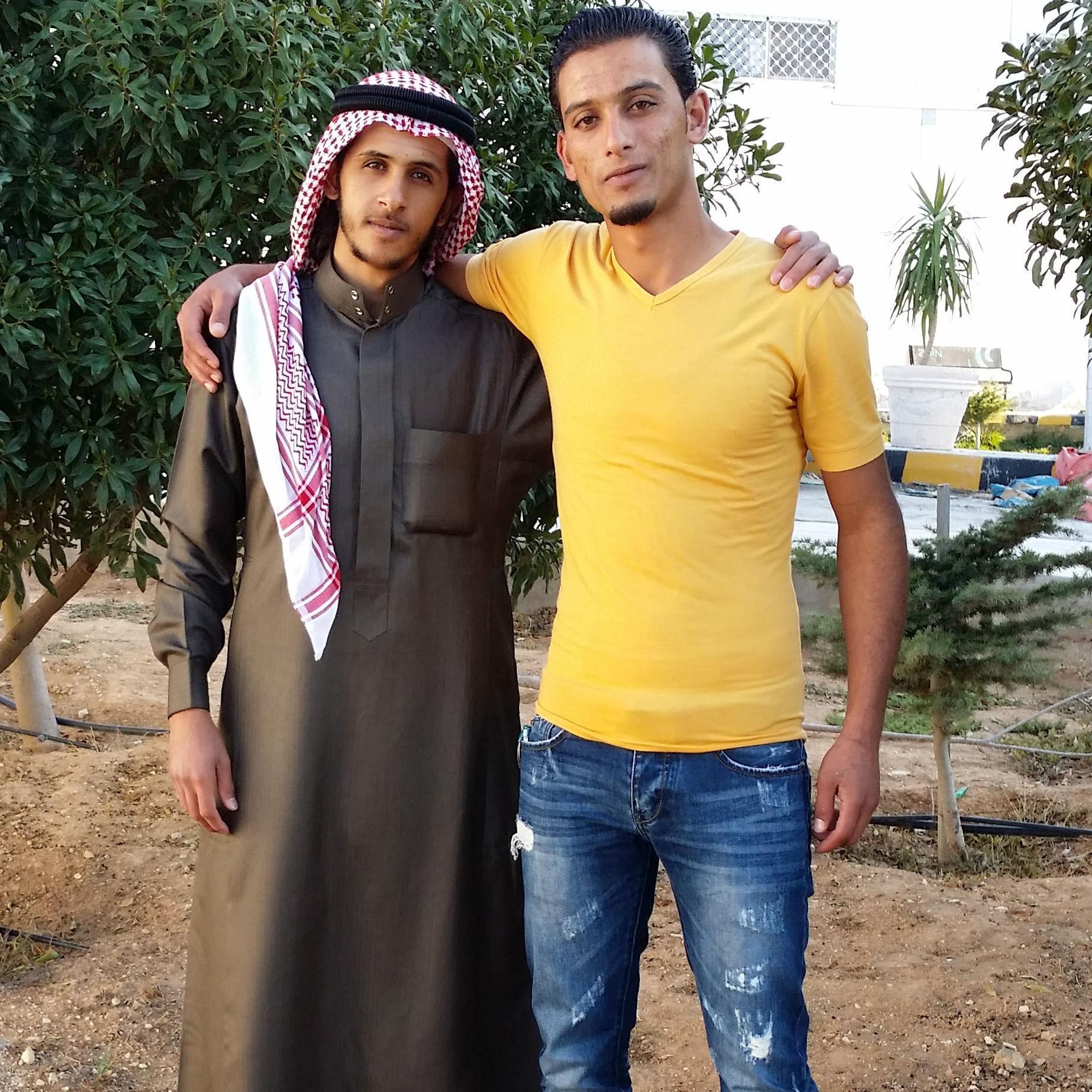 ‏‏كّْمُّ اٍّنِّتُّ يٌّاٍّ لَّيٌّلَّ اٍّنِّاٍّنِّيٌّ
قِّصُّيٌّرًّ عَّلَّىَ مُّنِّ يٌّنِّاٍّمُّ 
وّ طَّوّيٌّلَّ عَّلَّىَ مُّنِّ يٌّعَّاٍّنِّيٌّ