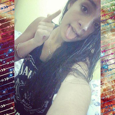 ' sonha menina , pode sonhar . só não se iluda não . porque sonho pode se realizar , mas a ilusão só vai te machucar . ✌                      Fezinaticaa ∞ ❤