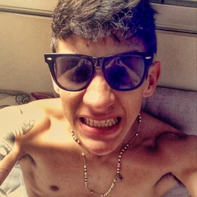 renanespindola_'s profile picture. somos feitos de carne, mas temos q viver como se fôssemos de ferro. http://t.co/qCOQwZ53cq