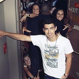 Fangirling over @joejonas, broken band the Jonas Brothers, dutch singer Waylon, dutch actor Tygo Gernandt and many others.