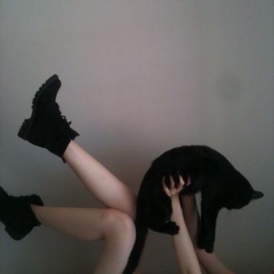 vogueforlunch_'s profile picture. ☾eating isn't very chanel. old enough to know better, young enough to do it anyway ☾