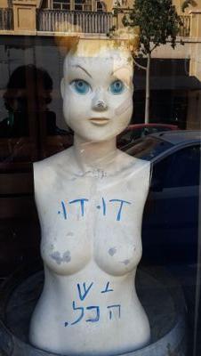 Claudia_Nelly1's profile picture. An exhibit doll melting in a diplay window.