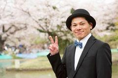 人生に行き詰まりとやる瀬なさを感じた時、はじめて泣きながら自然と詩を書いていました😥ネットを中心に20年以上で約1850作品を書いてきました📝言葉にはいつも本当に沢山、助けられております😊今度はその言葉を使って、誰かの力になりたい✨そう思って表現をしてまいります🍀音楽、カフェ、自然治癒、笑顔、仲間大好き❤