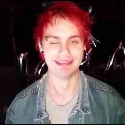 hiiiii dont follow me follow @puxkrockash because she just gave you this free follow!(: