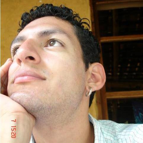 Activista por vocación desde 2001, Defensor de Derechos Humanos, fiestero, viajero y constructor de sueños.