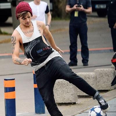FOLLOW @holylouiis SHE GAVE YPU THIS FOLLOW ❤️