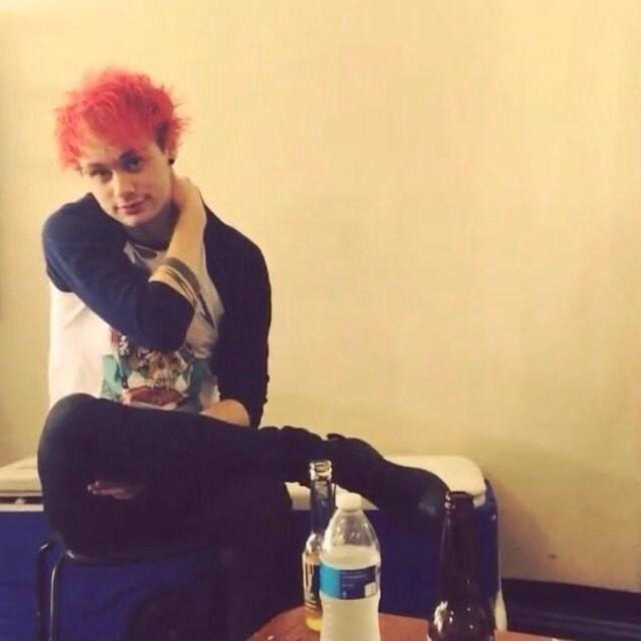 follow @cuddlyclxffords she just gave u this free follow ;)