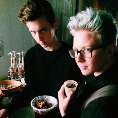 heii please go and follow @divergenttfios2 ! i will follow back ! love you all !