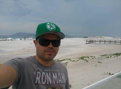 Perdido no espaço, apaixonado por Roquenroll, Torcedor da Juventus, Boston Celtics, 49ers  e simpatia por um outro tanto de equipes esportistas.