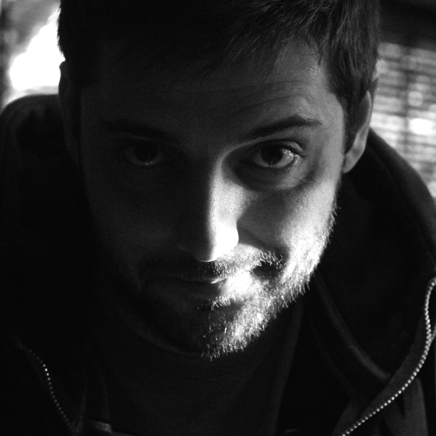 thanosntz's profile picture. Left Outside Alone - Φοβάμαι τους ανθρώπους που με καταλερωμένη τη φωλιά πασχίζουν τώρα να βρουν λεκέδες στη δική σου - Νοέμβρης ´83