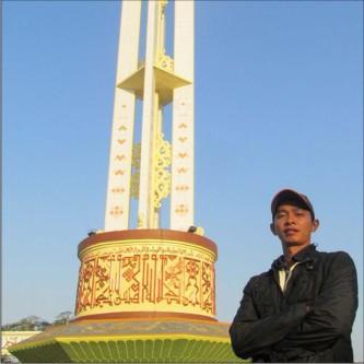 menjual bermacam batu permata mulia