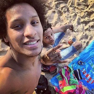 otária por dois dançarinos que além de serem loucos , moram longe . Não mereço . @lestwinsoff e @LarryBourgeois1