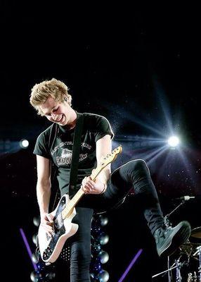 I live for 5sos and food.