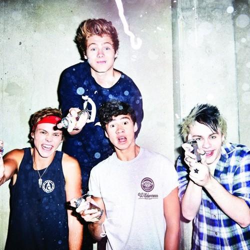 Si tu aime les 5 Seconds of Summer suit moi :) Follow me please :)
