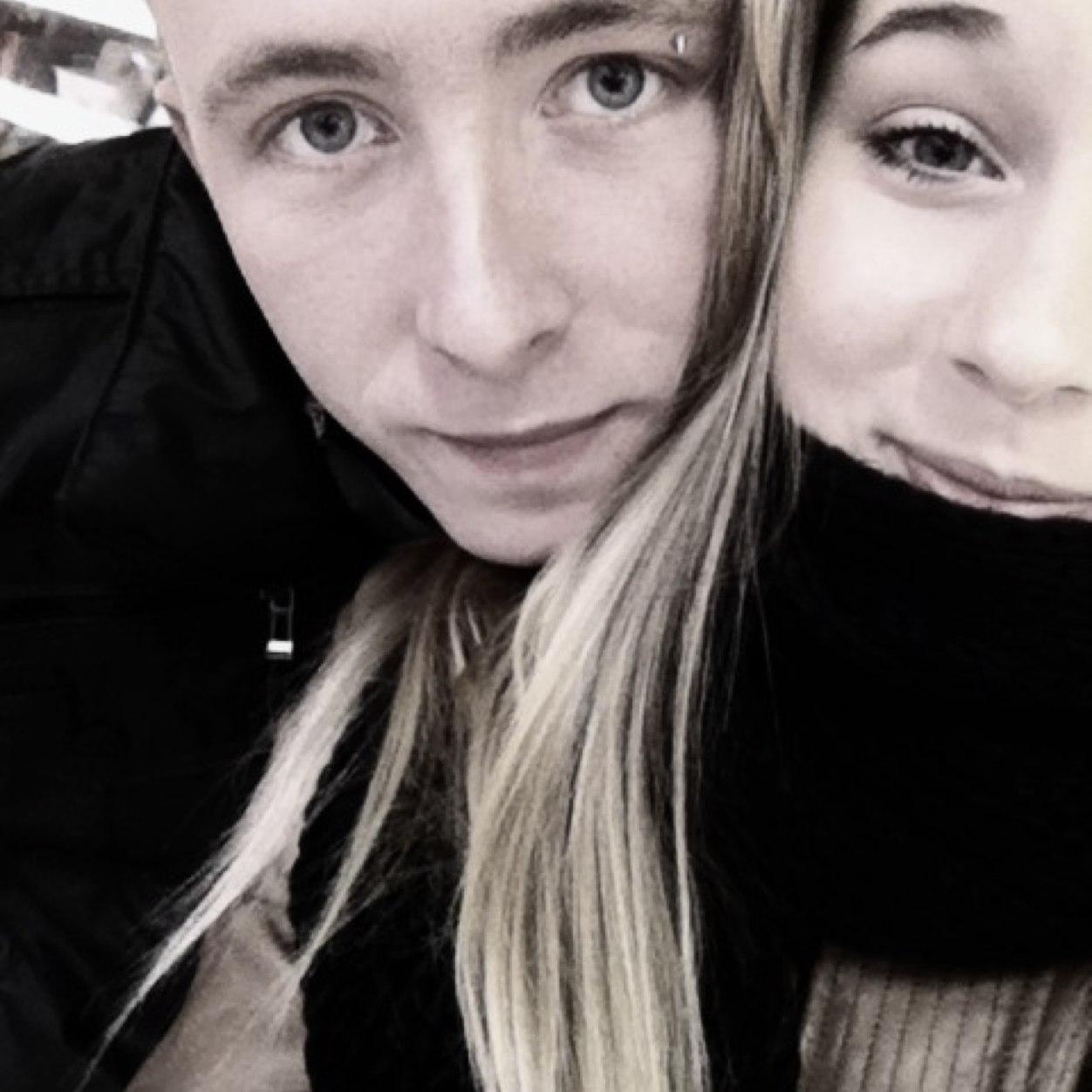 HubaTagada's profile picture. Sa fait tellement du bien d'aimer les gens qu'on aime que ça finit par faire mal.