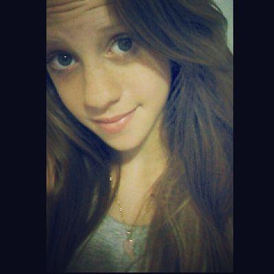 uma menina loira, baixa e doidinha ai :3