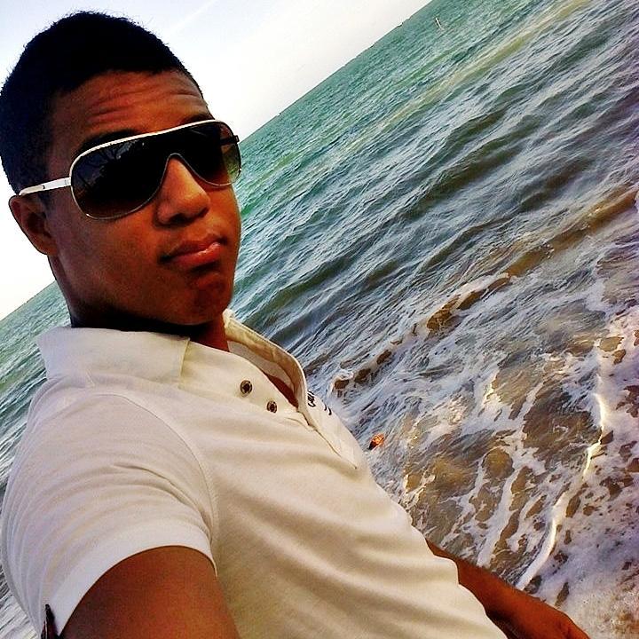 Evangelico, jogador de futebol, estudante, adimirador de games, amando e amado