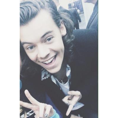 his smile helps me to be a better person 
@lovebitingnarry & @stunninggzarry are bae
our fandom slays