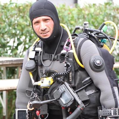 « Je me présente, Jean-Claude Silvera, je suis né à Genève il a 52 ans. Ma passion et ma force : la plongée sous-marine.