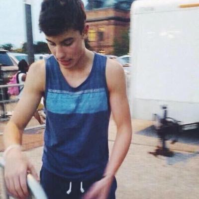 this is a free follow from @mendestime :) a followback would be cool idK
———
also if u wanna vote for shawn rt my recent retweets:)