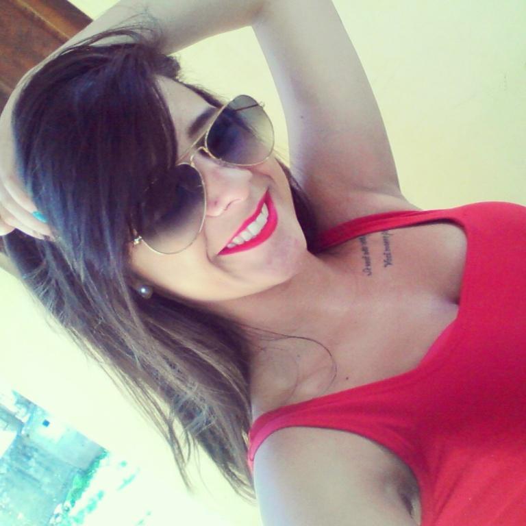 Entre o certo e o errado eu escolho o que me faz feliz.  ✌  ✌