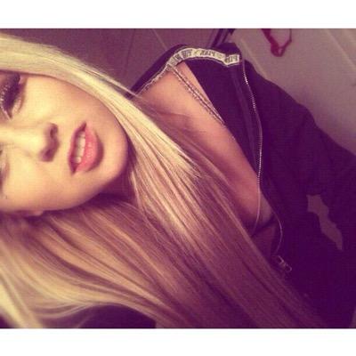 hello im hayley im bisexy and im single. hmu sometime ❤️