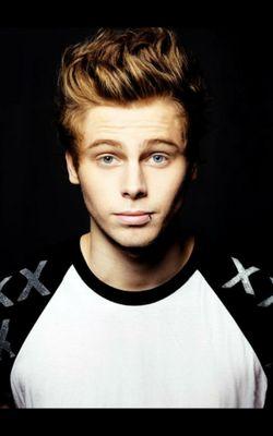 follow~0/4~-1/4 snapchat- Luke Hemmings is the bæ(: