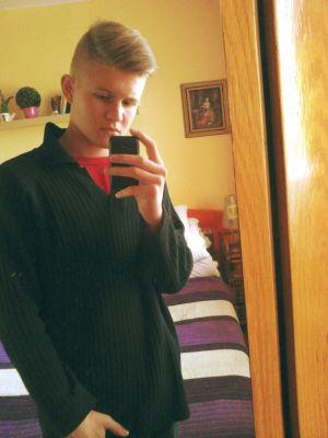 DanielNavra's profile picture. I'm guy what are plays football,Computer games and hates school _ :D