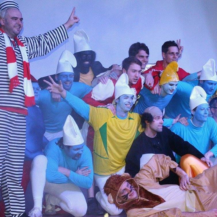Frankfurter Laientheater-Truppe. Am ersten Samstag im Dezember kommt unser Jahresrückblick auf die Bühne. Hier gibt es noch mal ausgewählte Sahnestückchen!