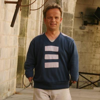Je vais vous enfoncer mes clés dans le cul. @PasseMRPGKLM2 mon bro,ma vie *Crache.*