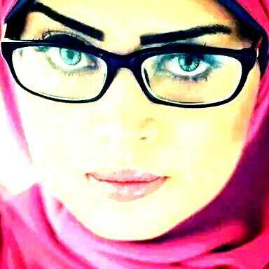 ‏‏‏شاركني أحاديثك التافهة، أشيائك السخيفة، 
حدِّثني عن آرائك التي تظن أنهُ لن يهتمّ بها أحد.. فهذه اولى اهتماماتى..  
  no DM
