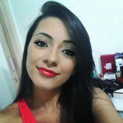 Eu sou um doce com camadas arripunantes, meio amargas e azedas. Tudo depende do pedaço que resolver provar.