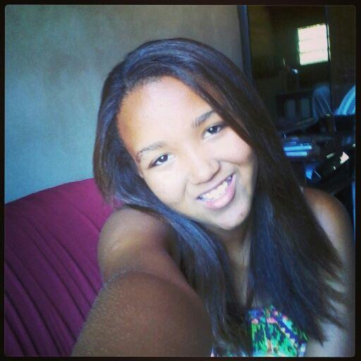 Eu que vivo com α cαbeçα nα luα, com músicα no ouvido e corαção nα bocα :)eu sou meninα e mulher, eu sei muito bem o que quero .'