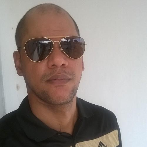 Autônomo, casado com Aciléia Fernandes, pai de Wesly Davi e Levy Gabriel.