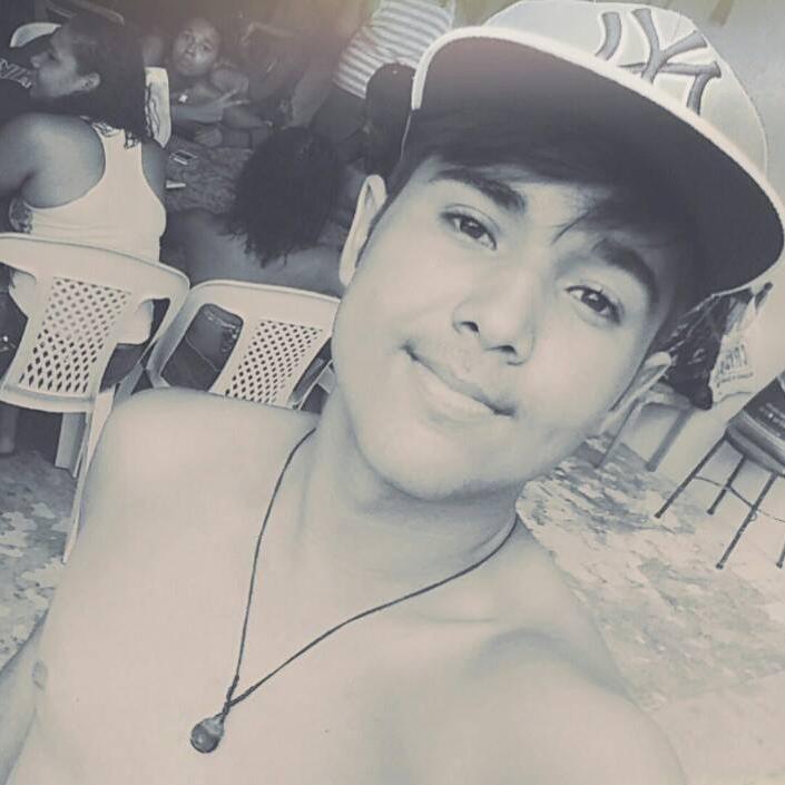 Estudante de Publicidade, solteiro , 17 anos