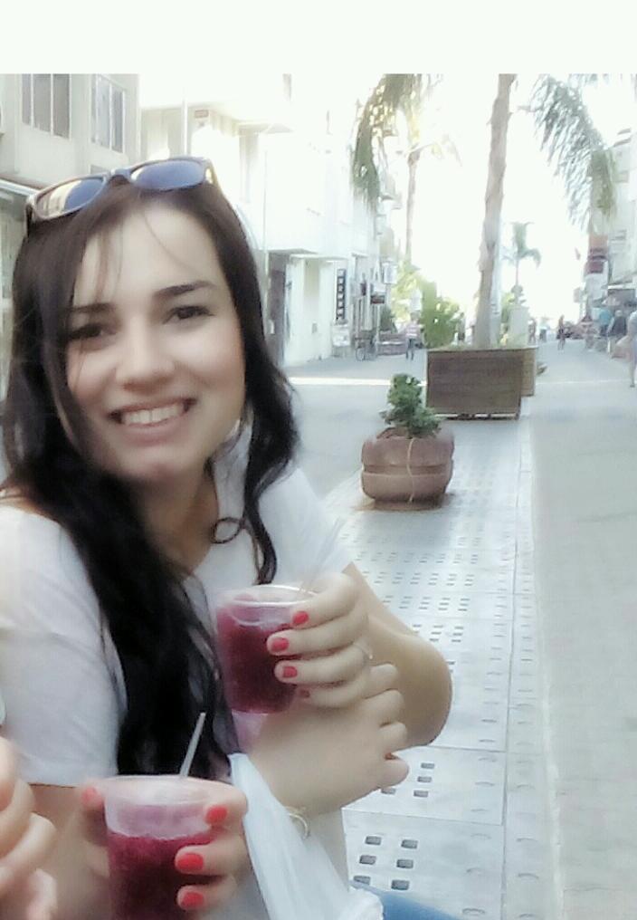 Herkesle birlikteyken bile kendi, kendine kalabilme yeteneğine sahip, kendine özgü ama insan.Kaybetmeyi sevmeyecek kadar hırslı, Babasına Aşık :)